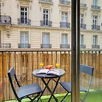 Bnbnook - Cozy Studio With Balcony - Eiffel Tower