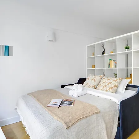 Bnbnook - Cozy With Balcony - Eiffel Tower Apartment