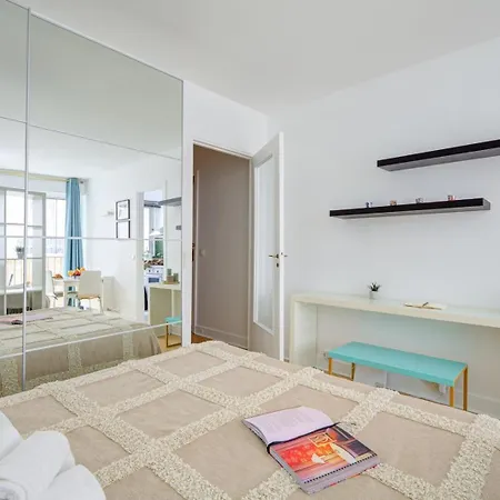 Bnbnook - Cozy With Balcony - Eiffel Tower Apartment *