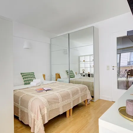 Bnbnook - Cozy With Balcony - Eiffel Tower