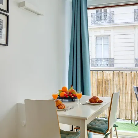 Bnbnook - Cozy With Balcony - Eiffel Tower Apartment *