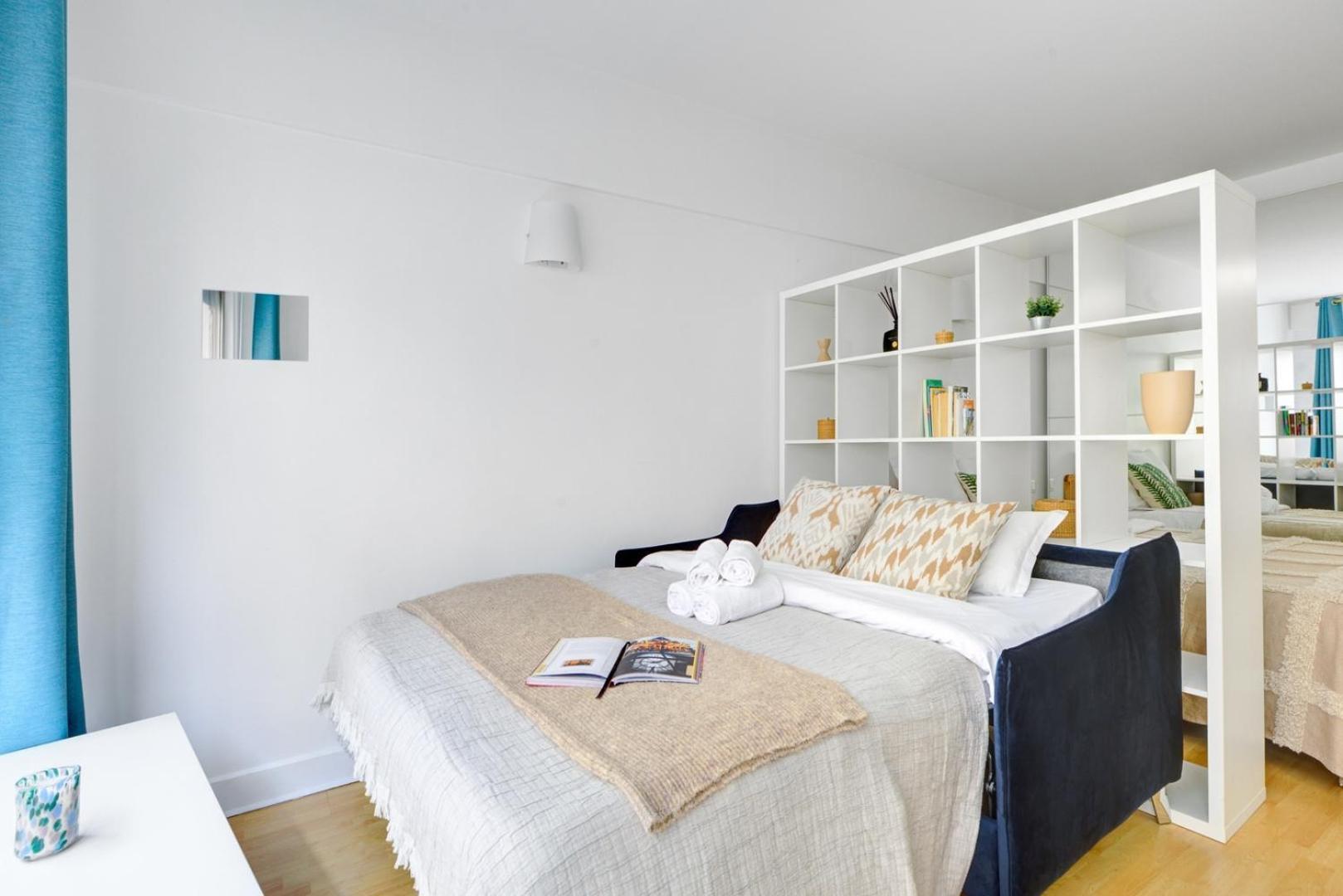 Bnbnook - Cozy With Balcony - Eiffel Tower Apartment